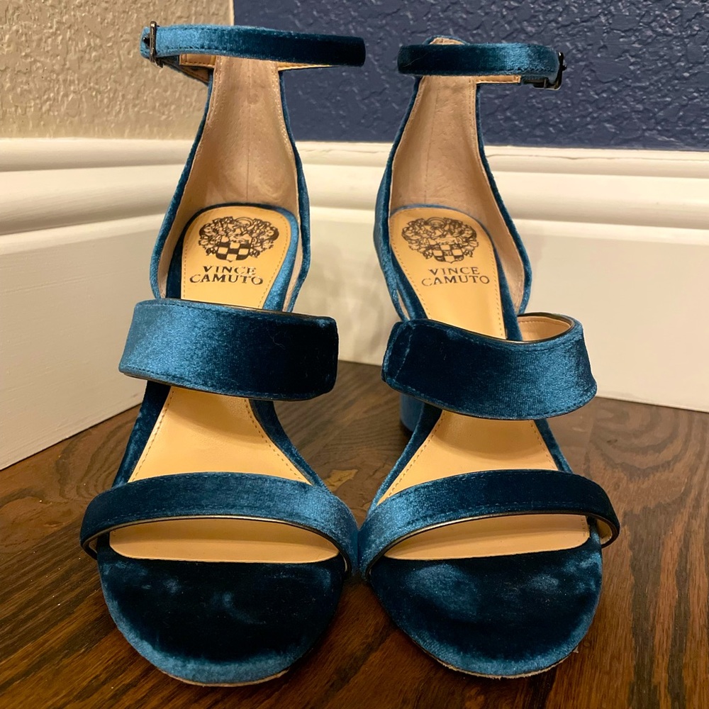 A gorgeous pair of velvet heals for a night out or a wedding!!